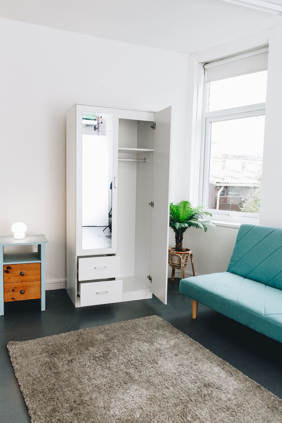 Hanging space and drawers, without a second unit